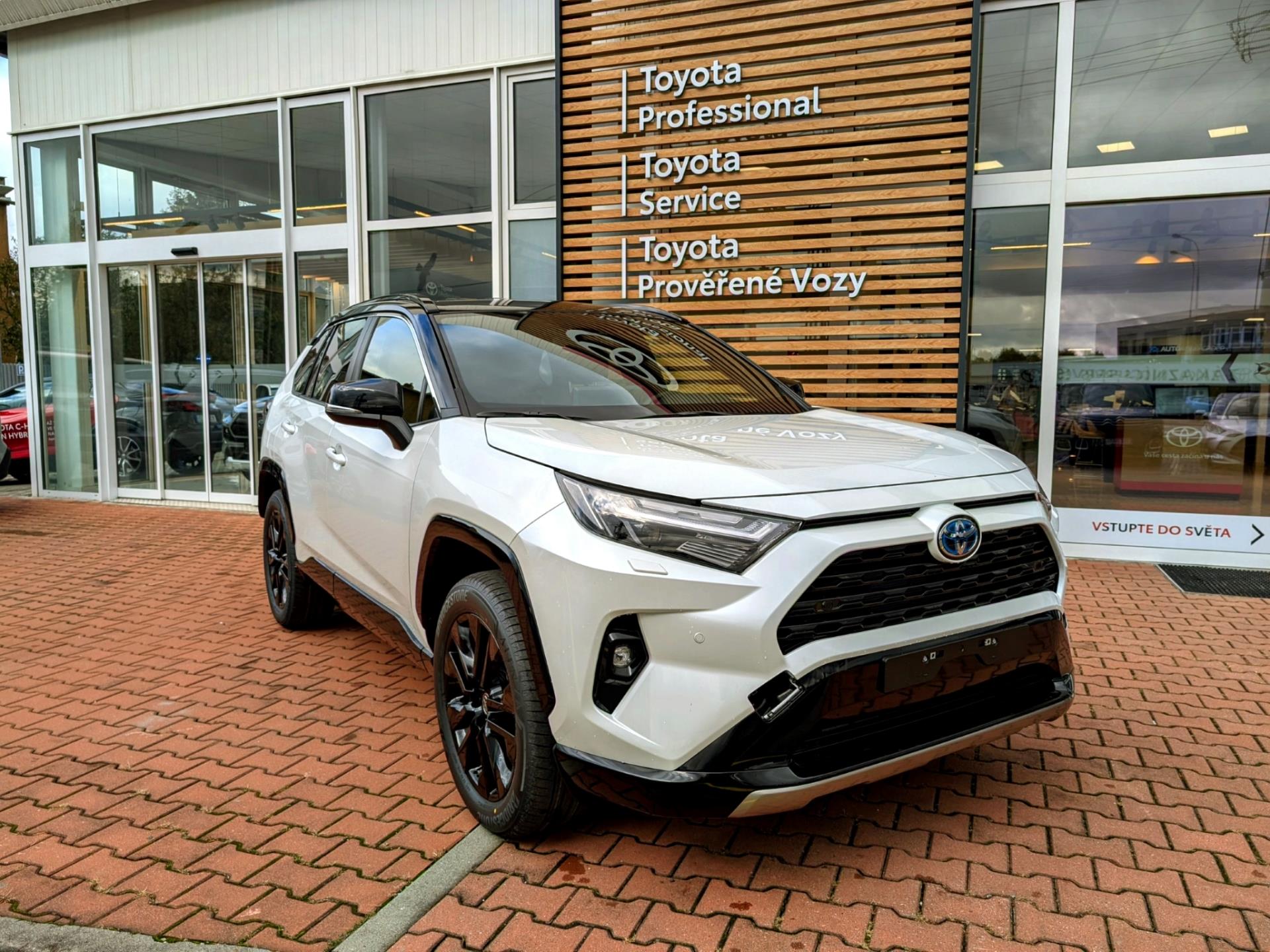 Toyota RAV4 2,5 HEV 4×4 SELECTION TAŽNÉ ZAŘÍZENÍ + PŘÍČNÍKY