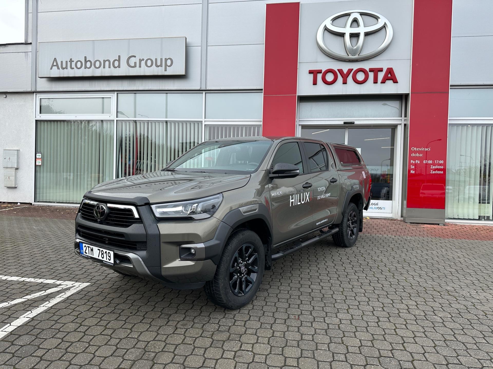 Toyota Hilux 2.8D 6AT Invincible + doplňky