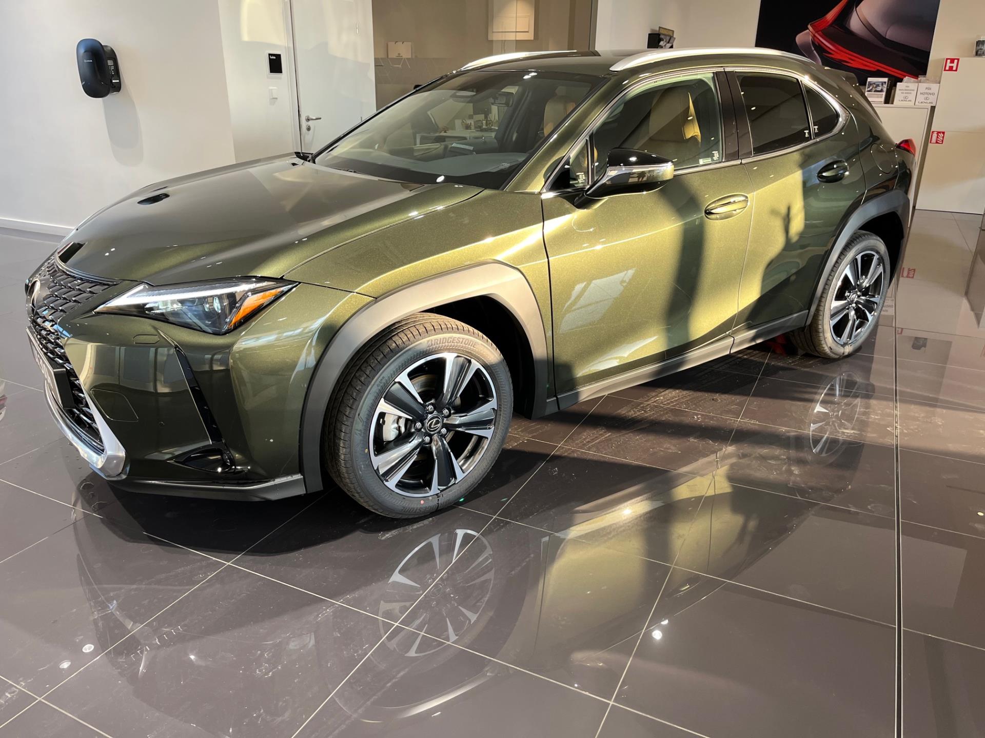 Lexus UX 300h 2,0l