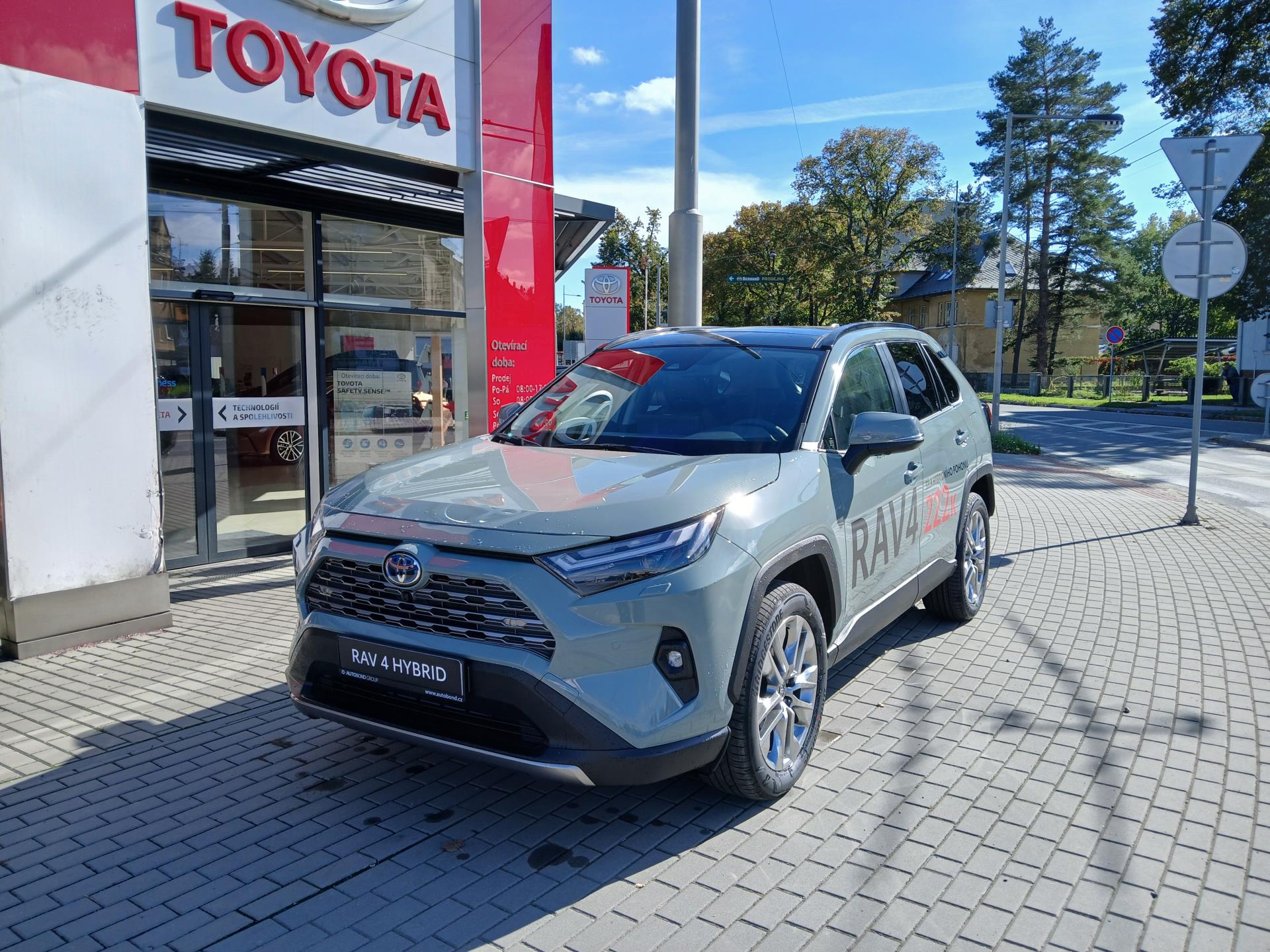 Toyota RAV4 2,5 HEV 4×4 Executive Skyview JBL